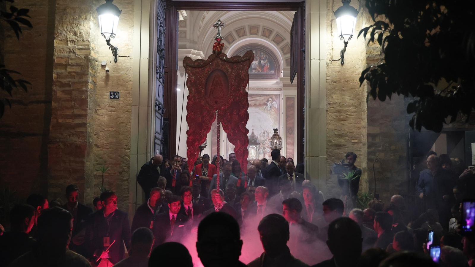 Salida de la procesión tras la misa en la parroquia del Corpus Christi.