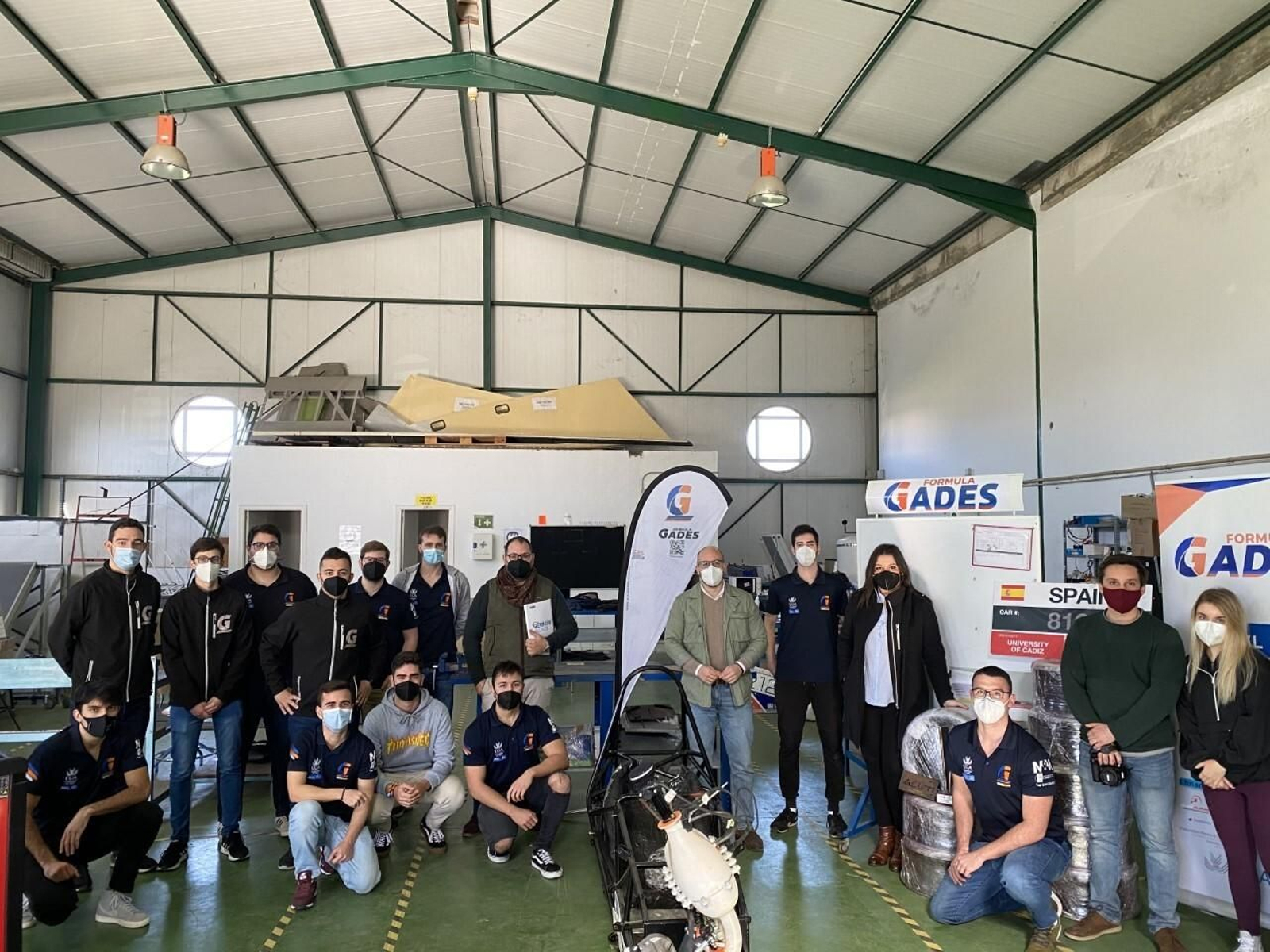 El alcalde, este lunes con los estudiantes que participan en el proyecto.