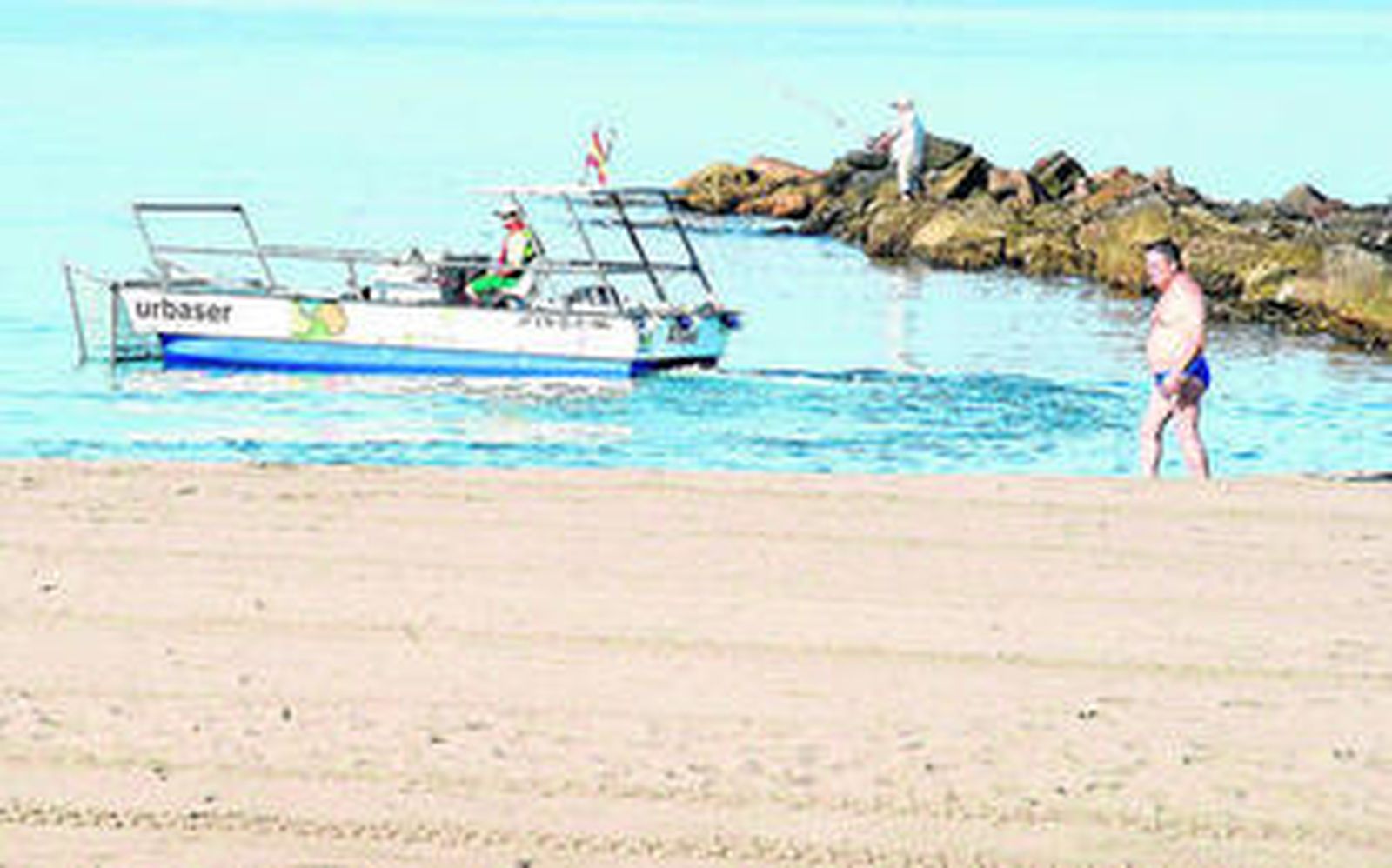 La capital cuenta solo con un catamarán para la recogida de residuos flotantes, uno de los puntos que se mejorará de cara al próximo verano.