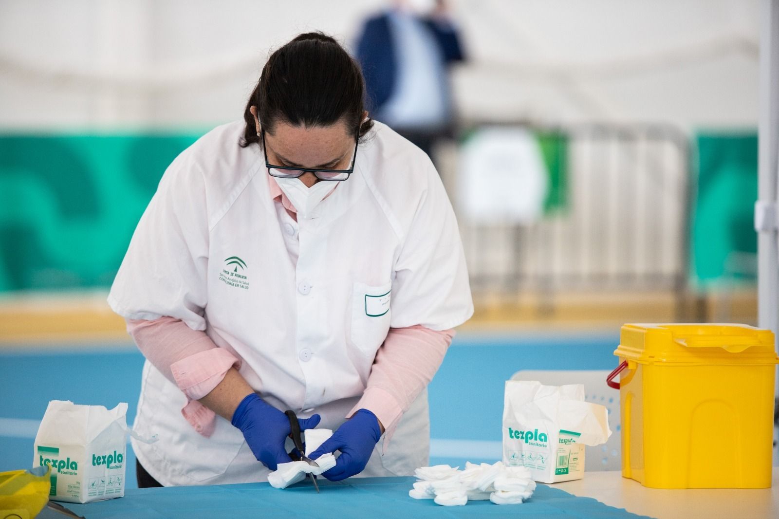 Una enfermera prepara el material para la vacunación en el pabellón Enrique Márquez.