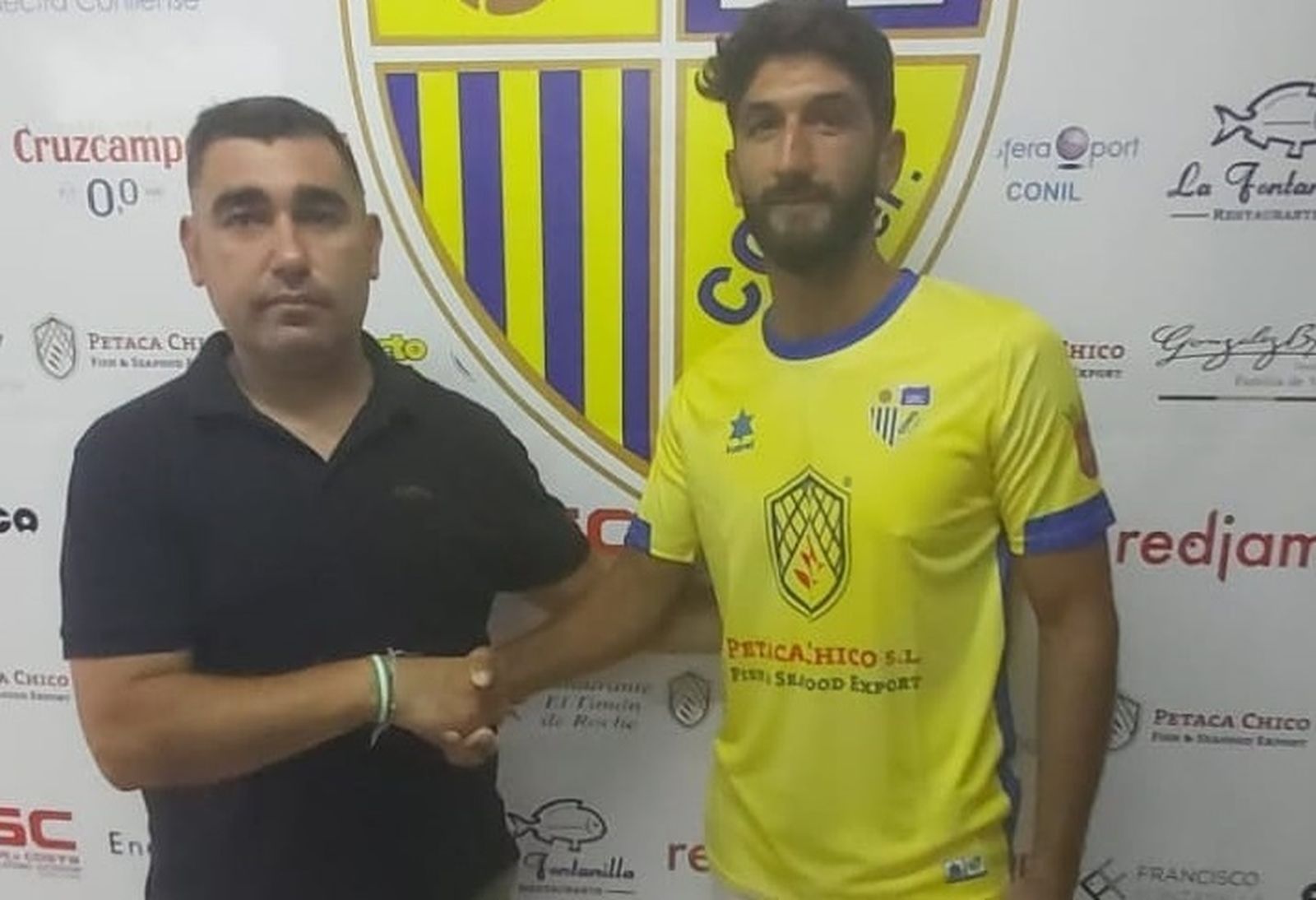 Juan Diego Bermúdez estrecha la mano a Kevin, uno de los fichajes.