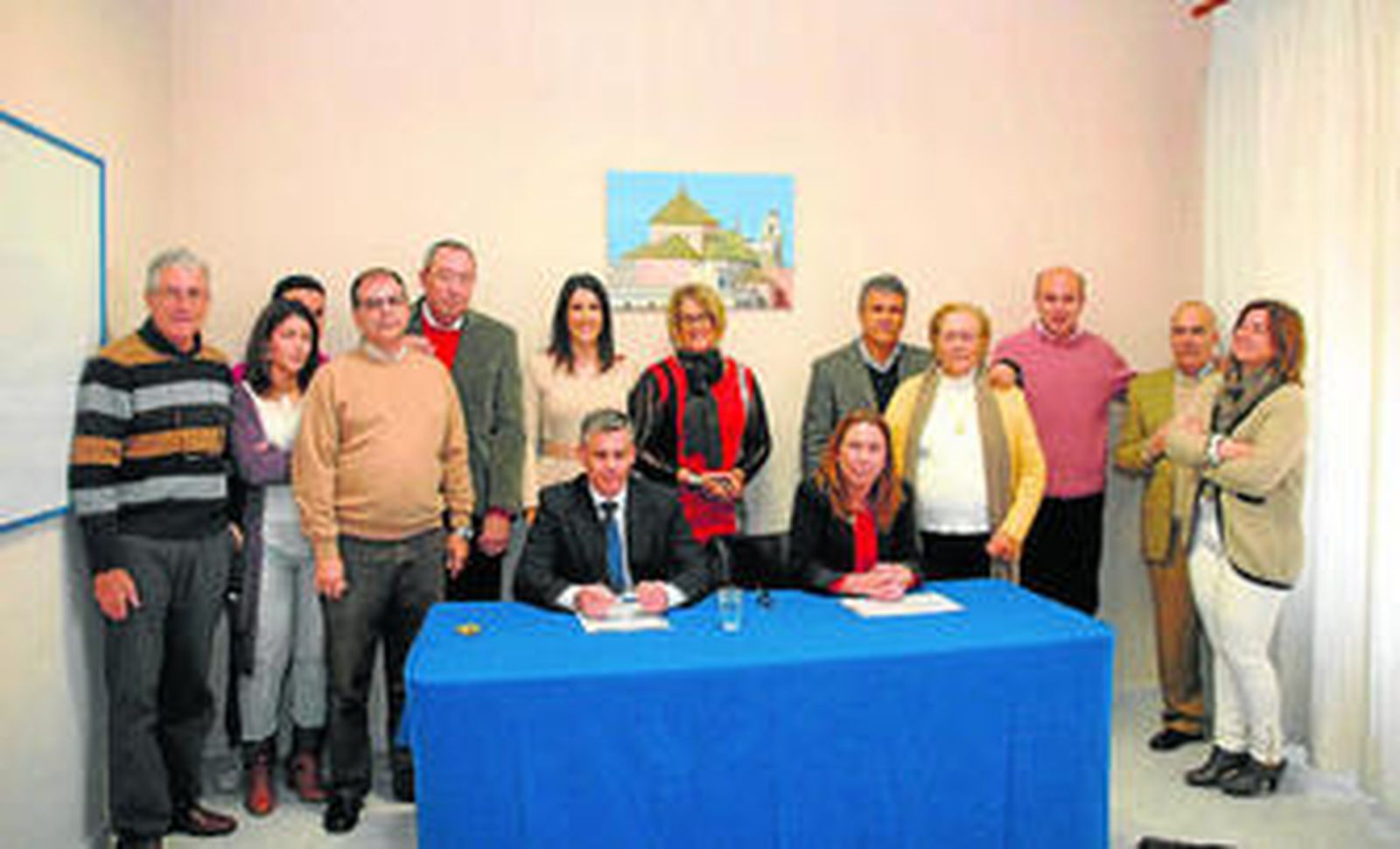 Los ediles Javier Cano y Mayte Mas (ambos sentados), acompañados de sus colaboradores, ayer, en la sede del grupo.