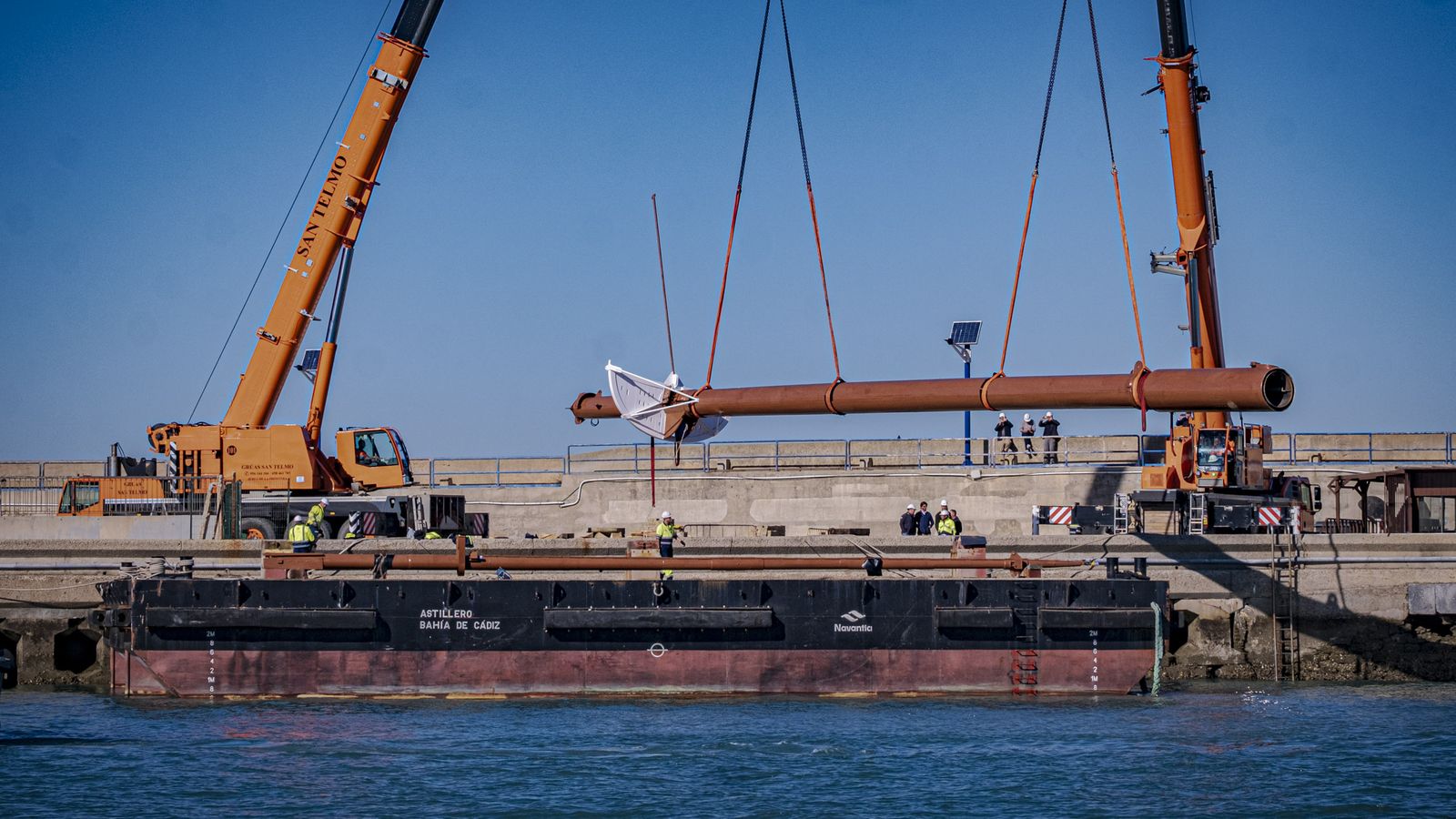 Las imágenes del  traslado por mar del mástil del buque escuela Juan Sebastian Elcano a la Punta de San Felipe