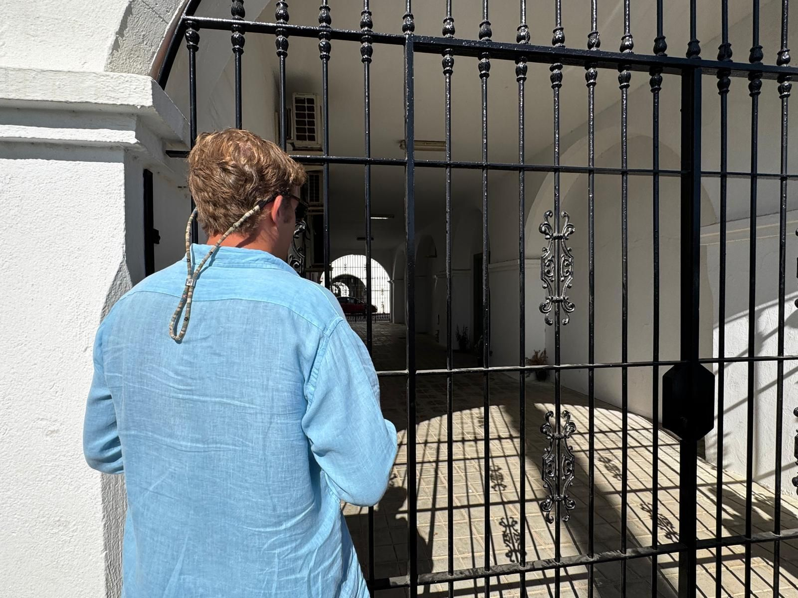 Un hombre observa la puerta de la vivienda