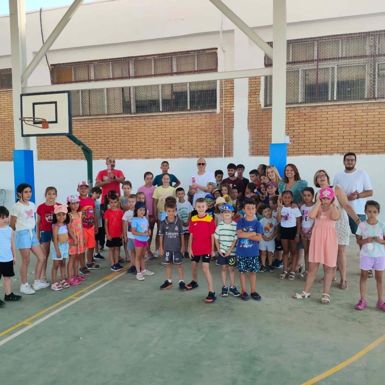 Foto de familia durante la jornada inaugural de la escuela de verano