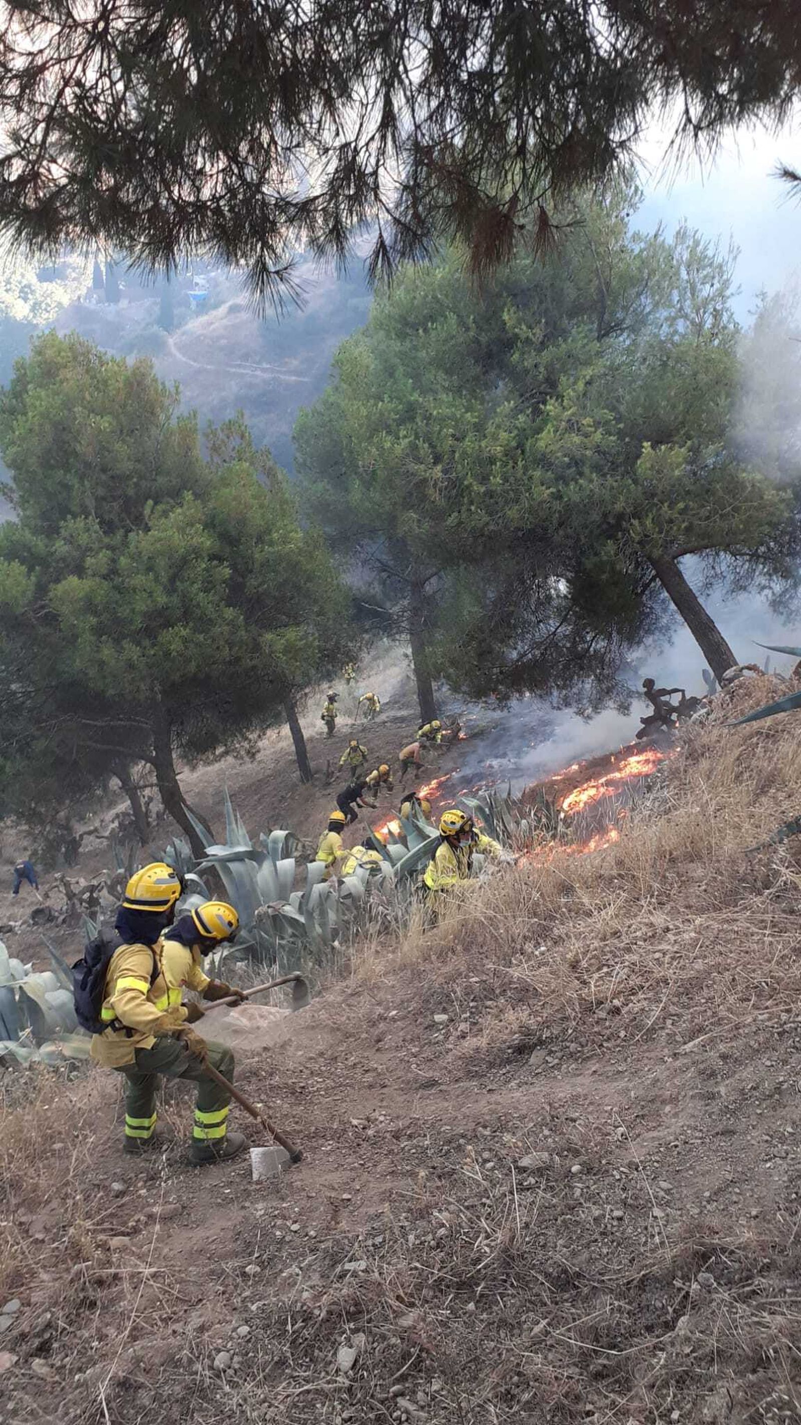 Agentes del infoca trabajan para sofocar el fuego en el Sacromonte.