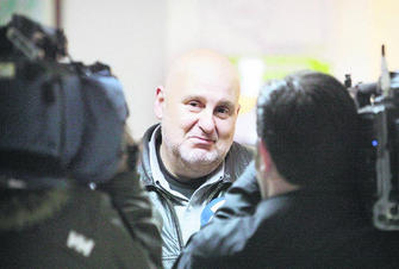 Antón Reixa atendiendo ayer a los medios tras conocerse el resultado de las elecciones de la SGAE.