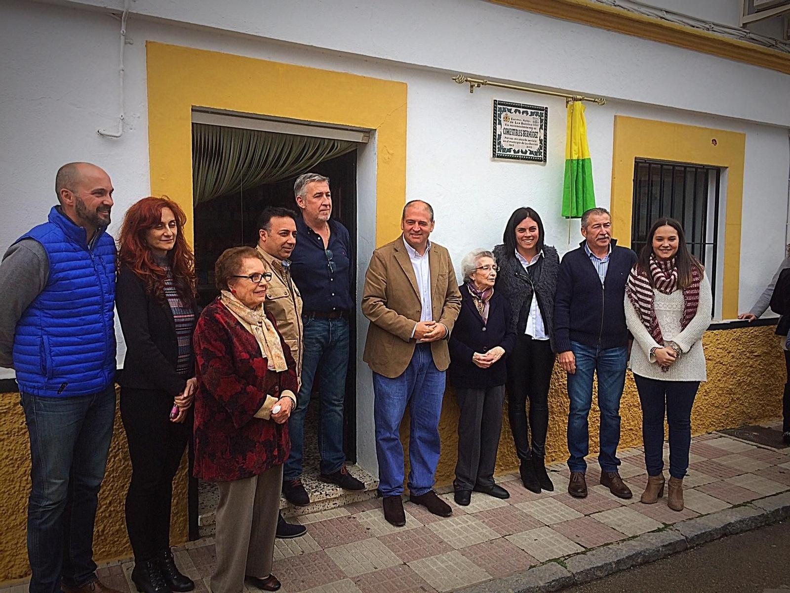 Romero y varios ediles del equipo de gobierno, junto a la familia Bermúdez.