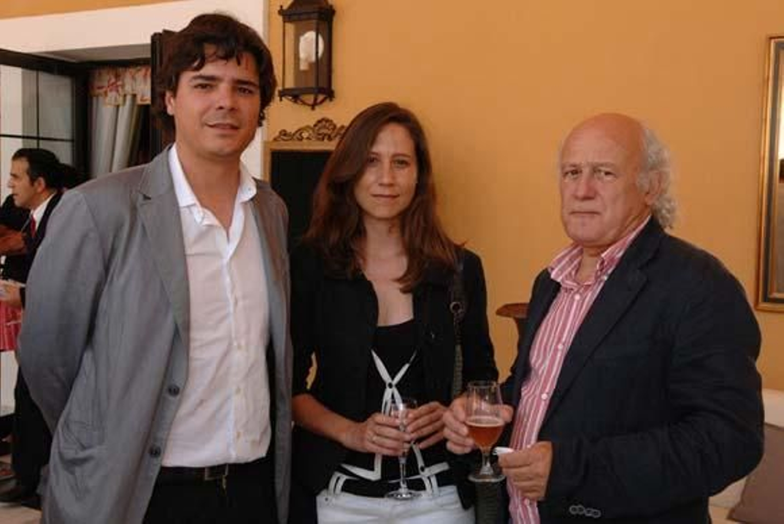 José A. Moreno, de la Delegación Provincial de Obras Públicas; Antonio Muñoz, edil de Vejer, y Dolores Moreno, arquitecta.

Foto: Paco Periñán