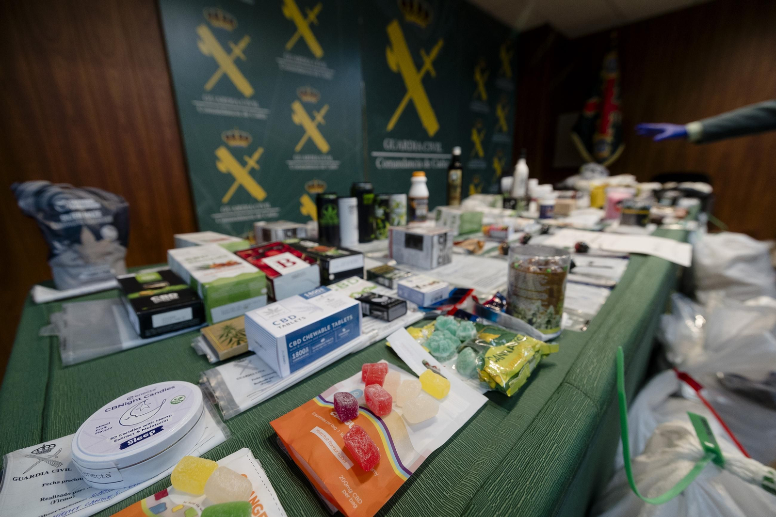 Las imágenes del material incautado por la Guardia Civil en la operación "sumiflor"