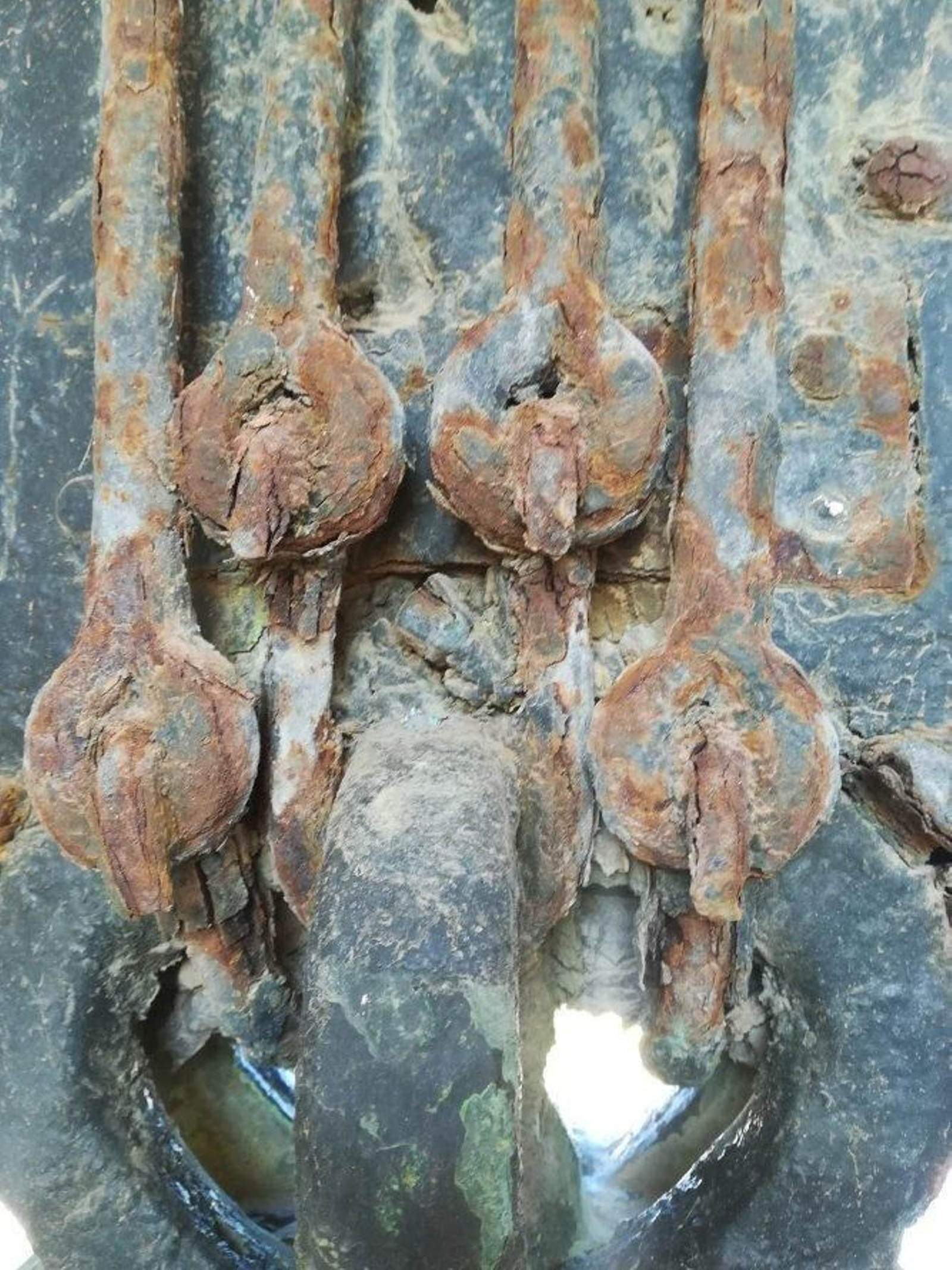 Detalle del mal estado de una de las campanas de La Palma.