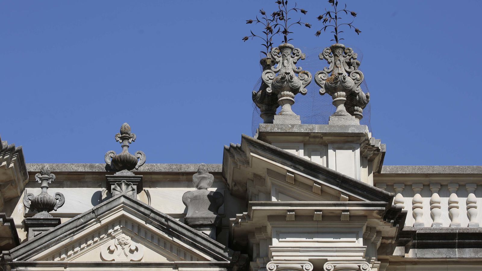 Remate de la portada con los jarrones con azucenas.