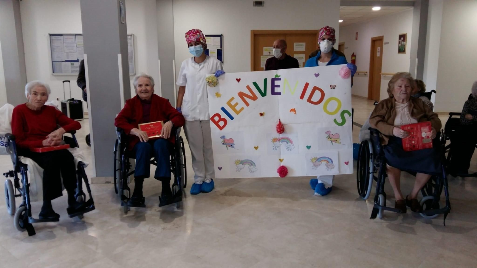 El emocionante regreso de los últimos mayores del centro Joaquín Rosillo  ingresados en el Hotel Alcora