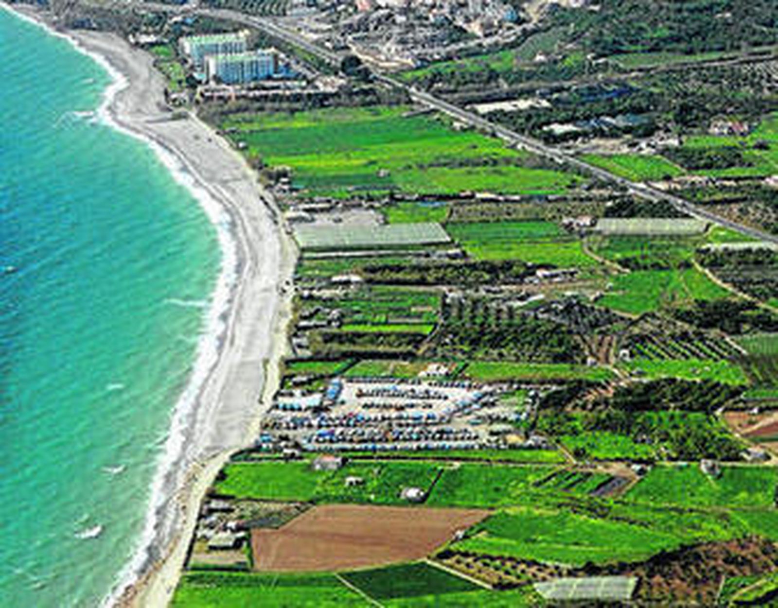 Vista área de la zona en la que se construirá el paseo marítimo de El Playazo.