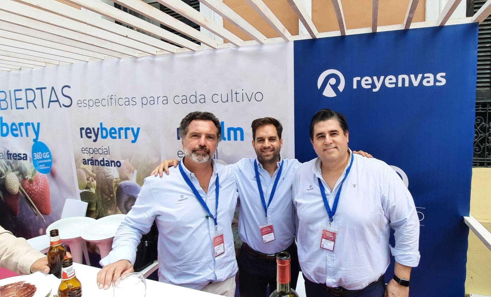Más de medio centenar de empresas participan en el Congreso de Frutos Rojos