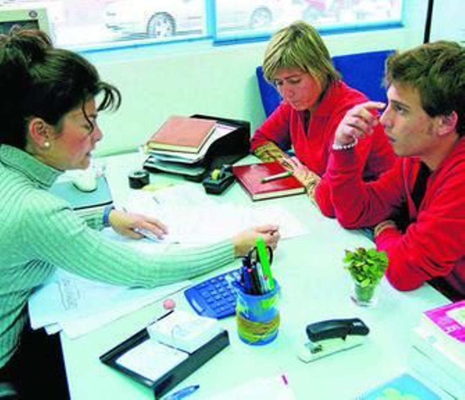 Dos jóvenes se asesoran en la oficina del IMFE en una imagen de archivo.