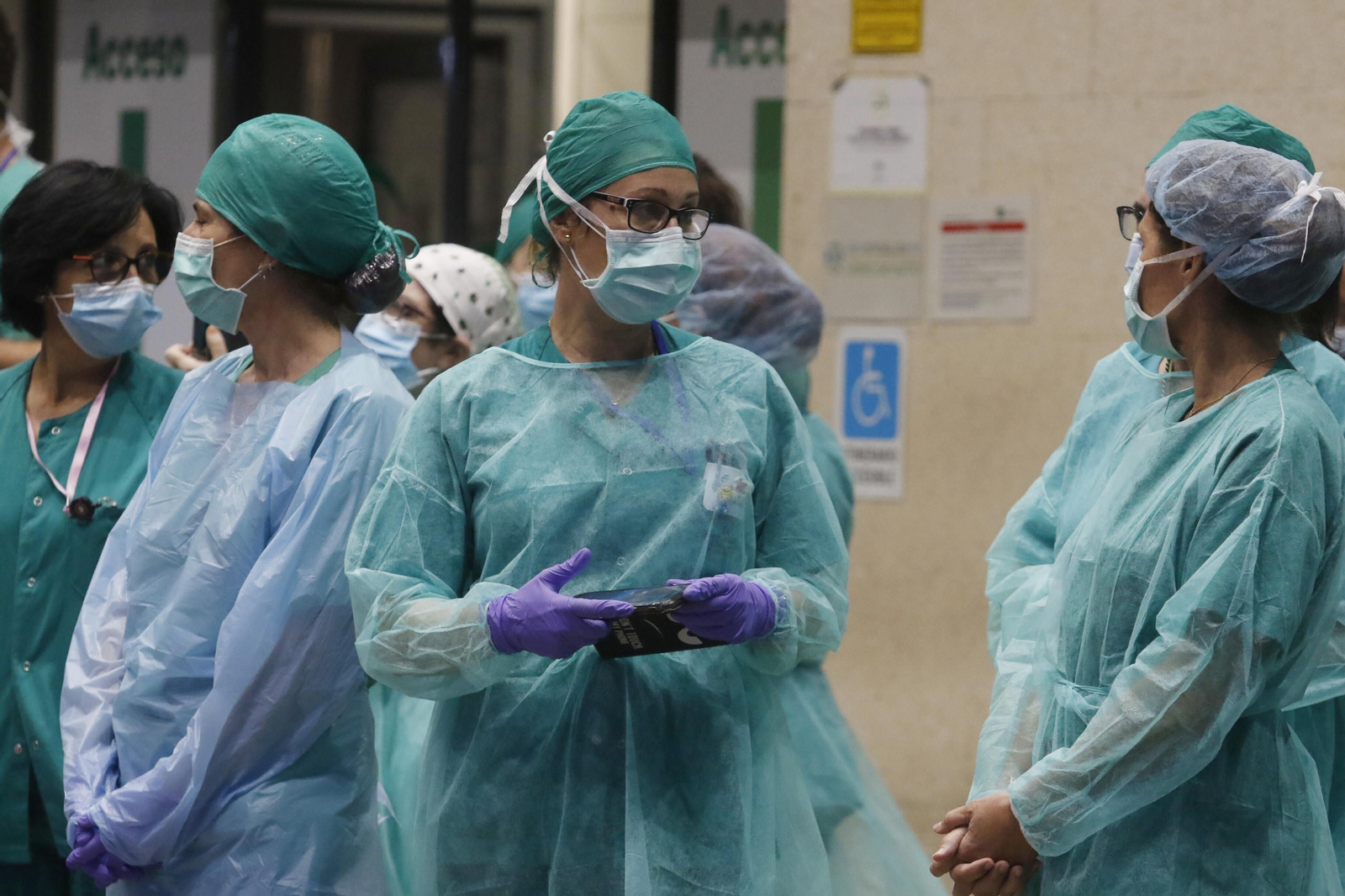 Los profesionales del Hospital Reina Sofía de Córdoba devuelven los aplausos de los cordobeses