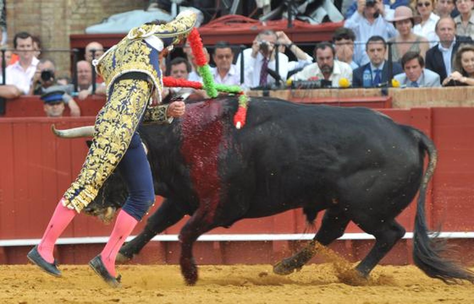 El Fandi rozó el triunfo ante Manuel Díaz 'El Cordobés' y Francisco Rivera Ordóñez. Discreta corrida en la que se torearon astados de la ganadería de Torrestrella. 

Foto: Manuel Gómez