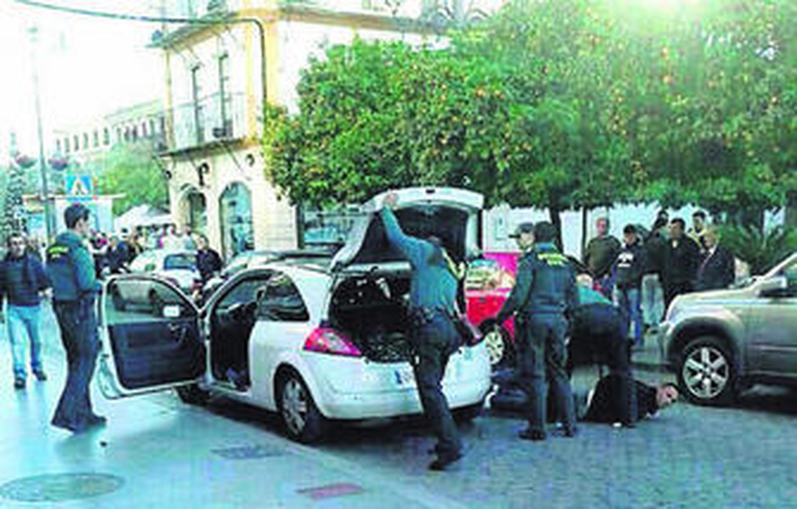 La imagen muestra el momento de la detención del conductor por los agentes de la Guardia Civil.