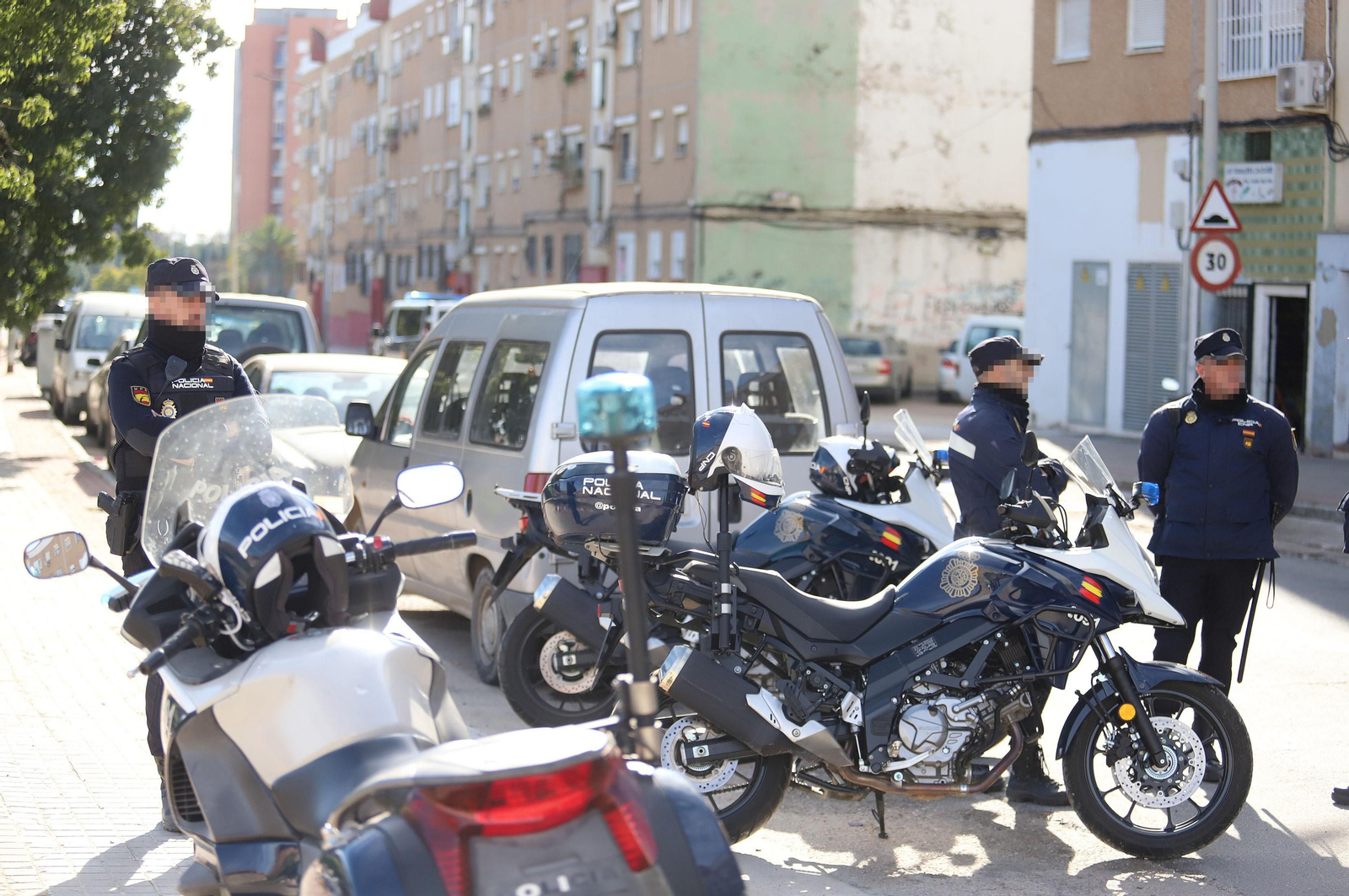 Imágenes del atrincherado que amenazaba con hacer estallar una bombona en el Torrejón, Huelva