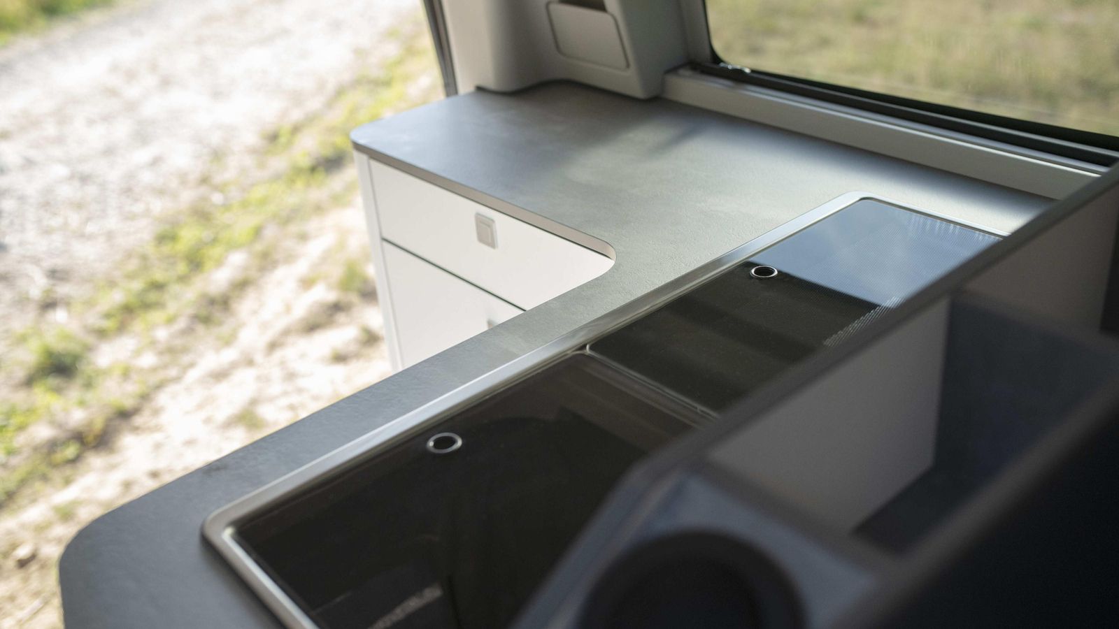 Con forma de L, la zona de la cocina permite contar con más superficie de trabajo que antes.