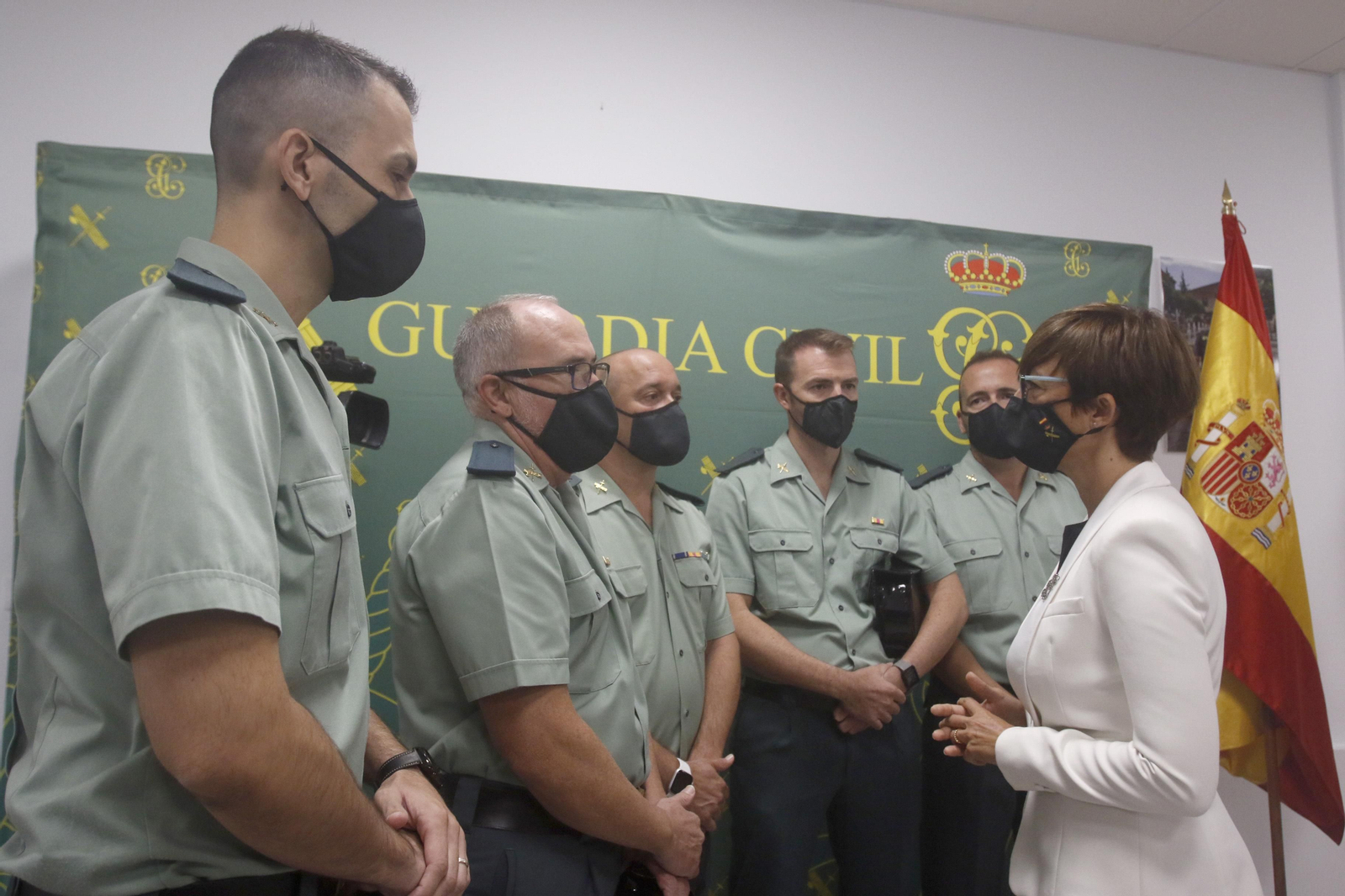María Gámez saluda a efectivos de la Guardia Civil en Córdoba.