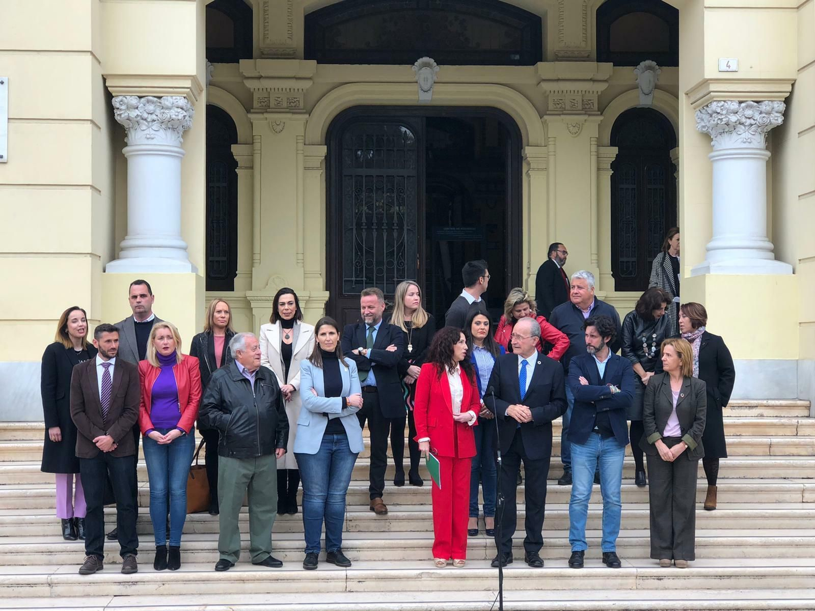 Varias autoridades malagueñas acompañan a Regina Alcántara en la lectura del manifiesto