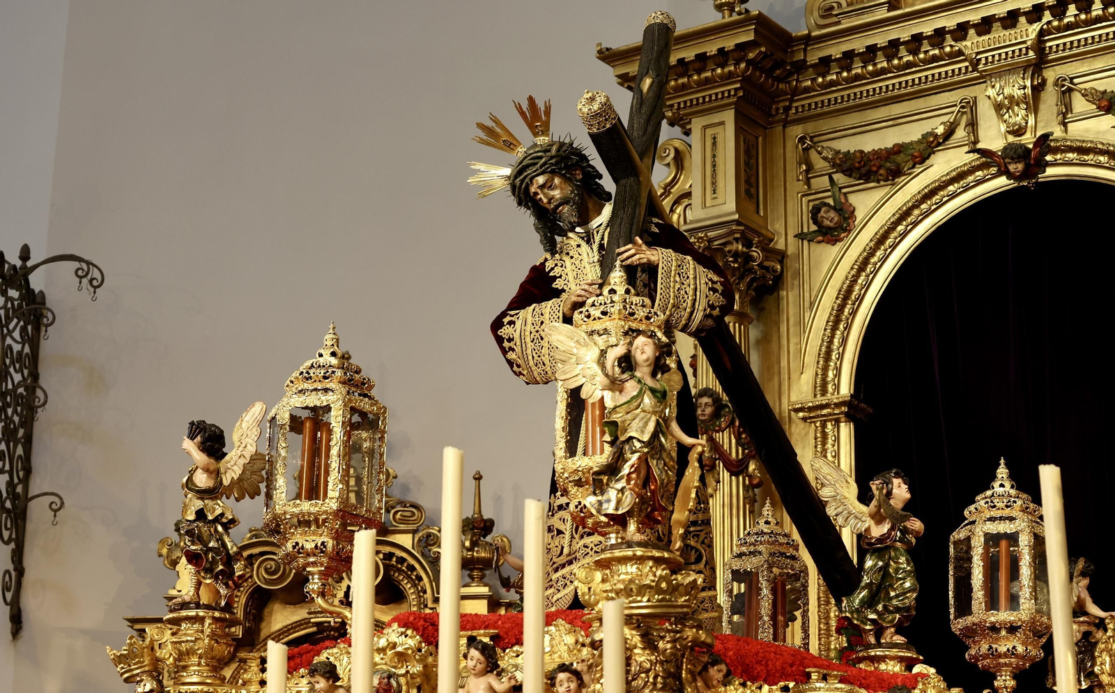 El Gran Poder ya está en su paso con la túnica persa