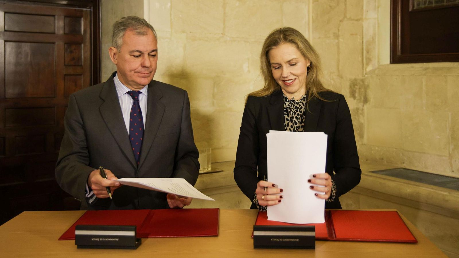 Sanz y Peláez firman el acuerdo presupuestario principios de año. Sanz y Peláez firman el acuerdo presupuestario principios de año.