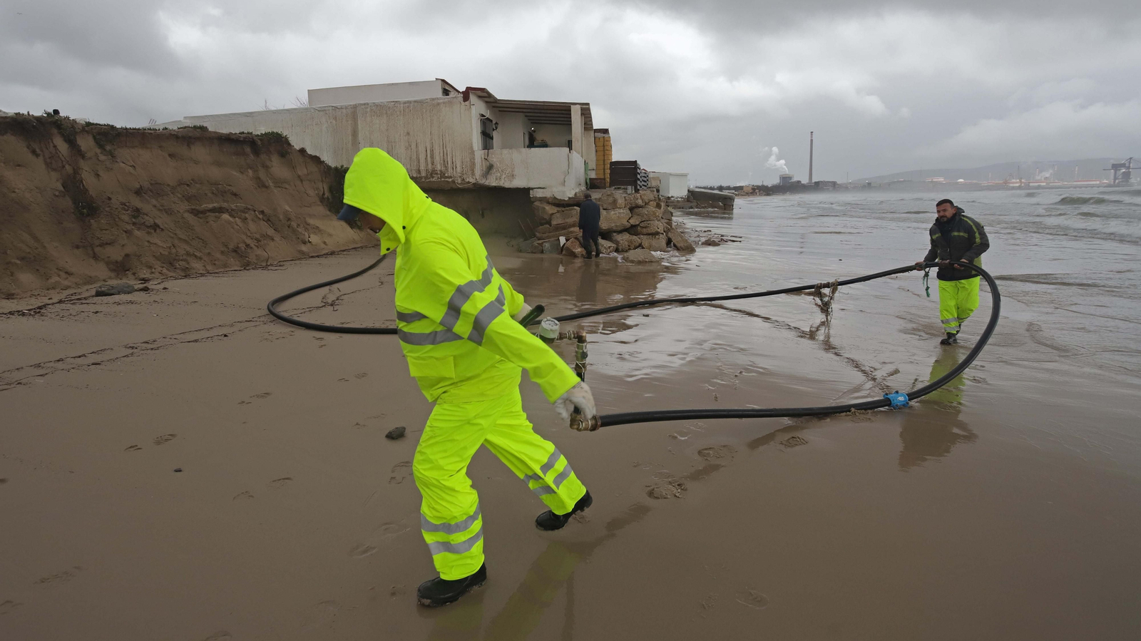 Fotos de la playa de El Rinconcillo tras el temporal Fotos de la playa de El Rinconcillo tras el temporal