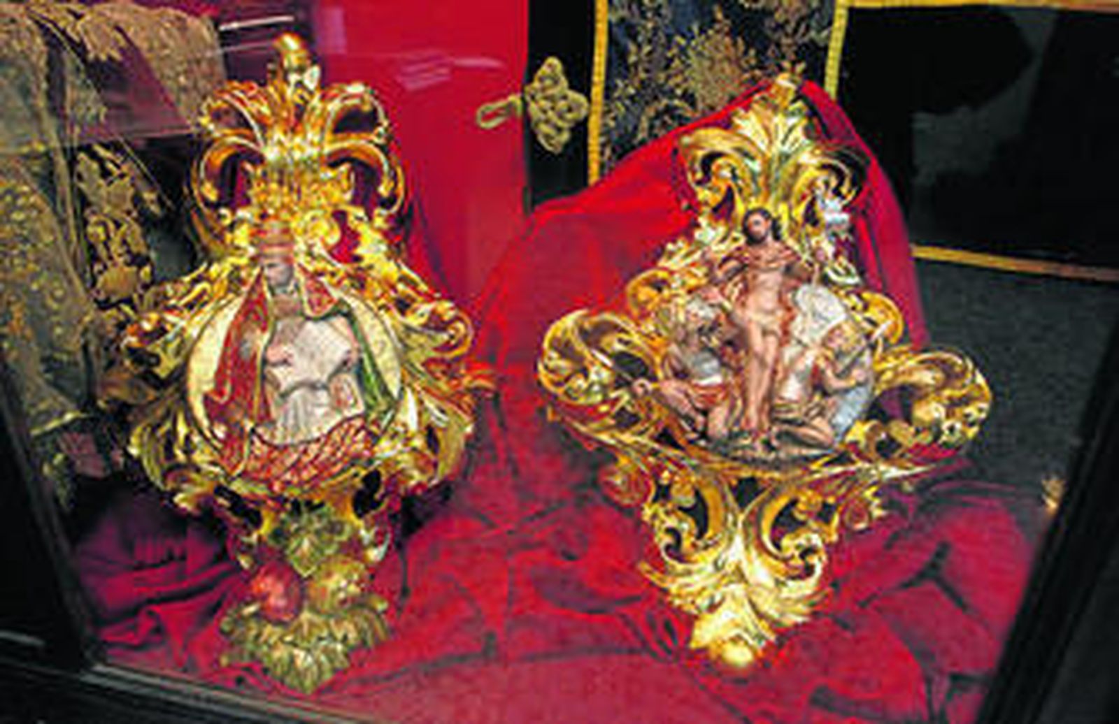 Dos de las cartelas que han sido doradas para el paso de misterio de Columna.