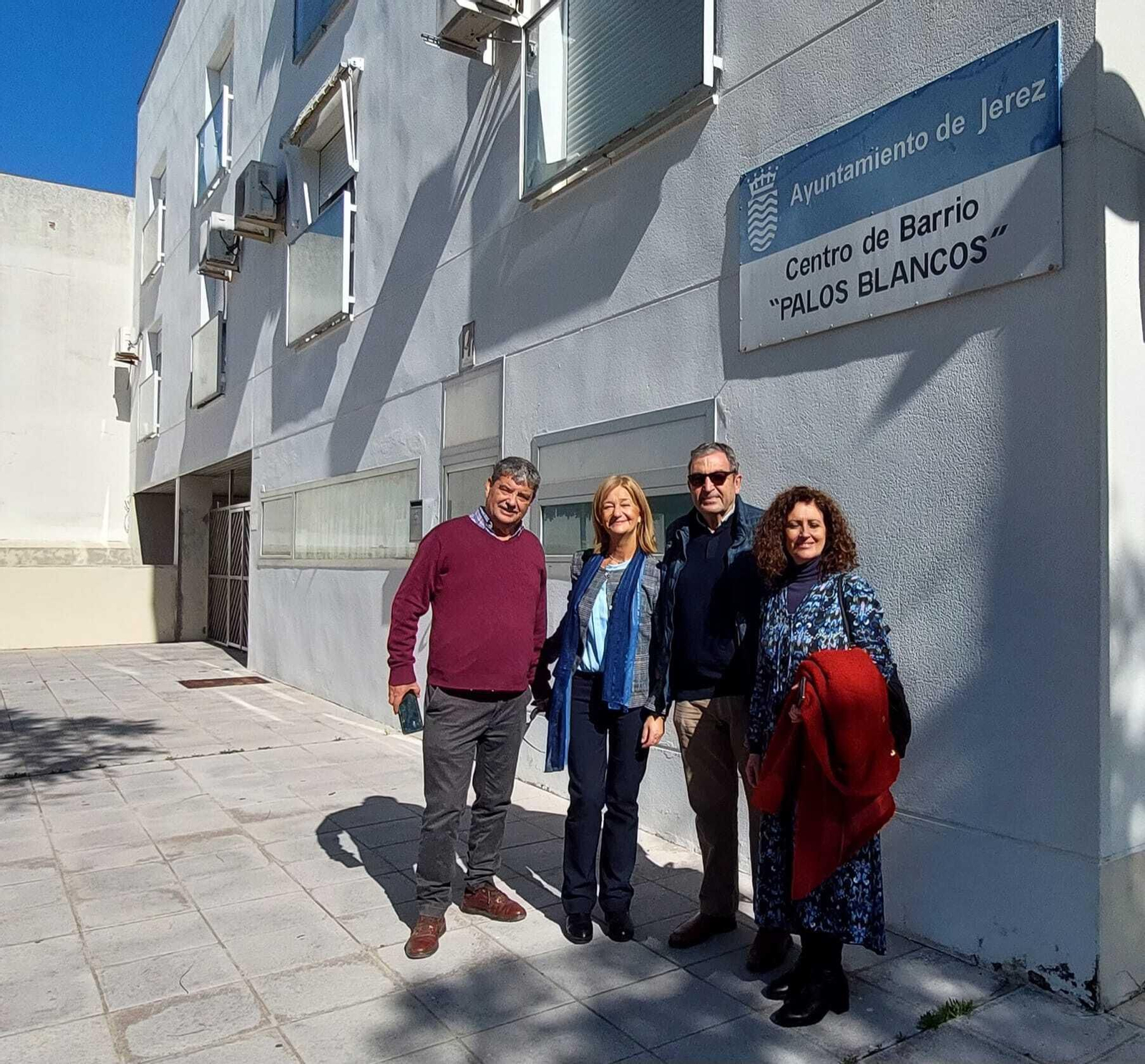 Carmen Pina junto a los responsables de la asociación de Palos Blancos.