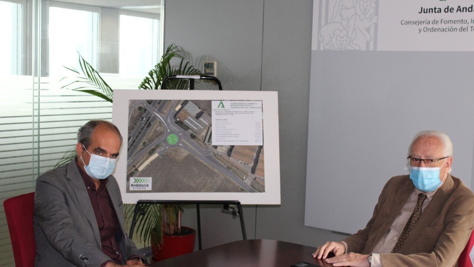 El alcalde de Arahal, Miguel Ángel Márquez (IU), y el viceconsejero de Fomento, Jaime Raynaud.