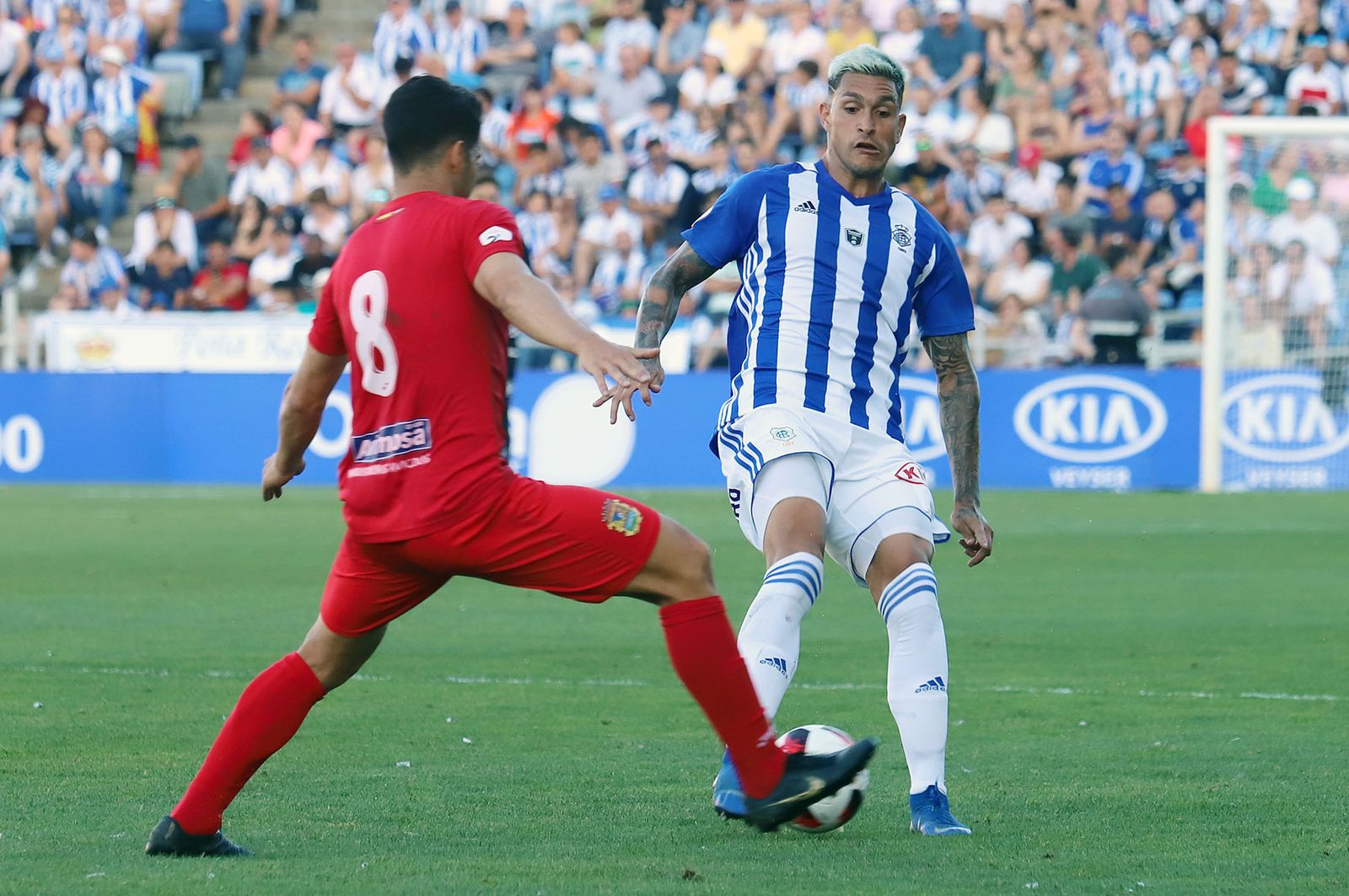 Jesús Valentín toca el cuero en un lance del encuentro entre el Recreativo y el Fuenlabrada de la 18/19 disputado en el Nuevo Colombino.