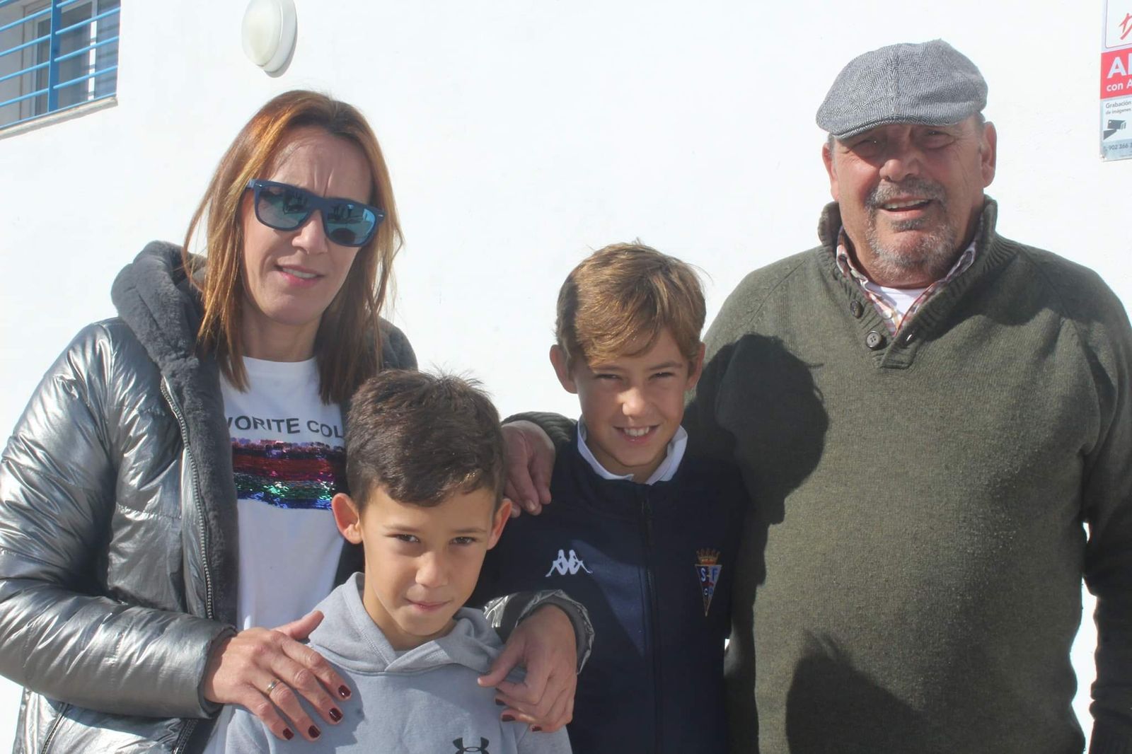 Antonio Gómez, con su hija y sus nietos en El Fontanal.