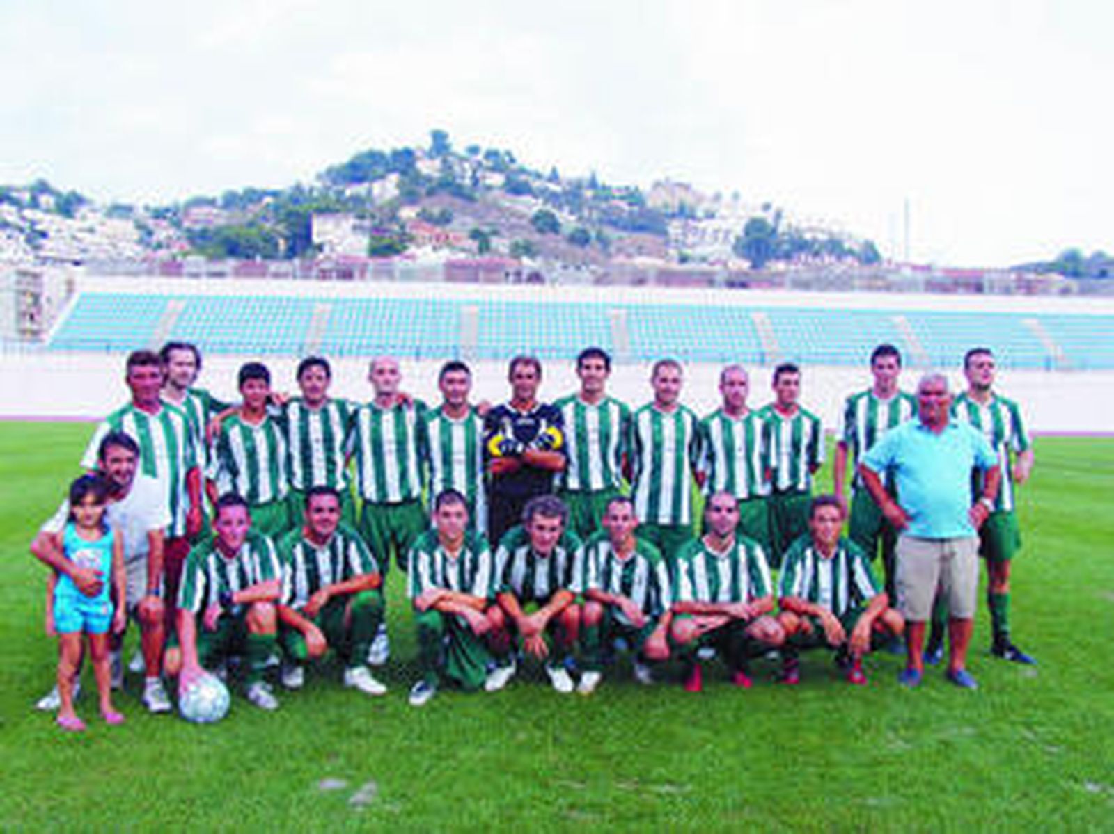 Integrantes de la plantilla y del cuerpo ténico de la Unión Deportiva Los Marinos.