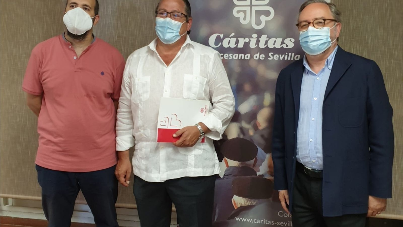 El diputado de caridad, Guillermo Parody, el hermano mayor, Gonzalo Pérez de Ayala, y el presidente de Cáritas, Mariano Pérez de Ayala.