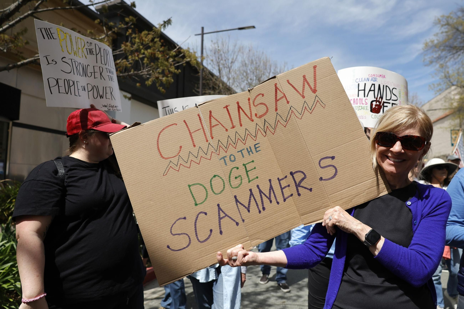 Miles de manifestantes contra Trump y Musk en EEUU: "¡Quita tus manos!"