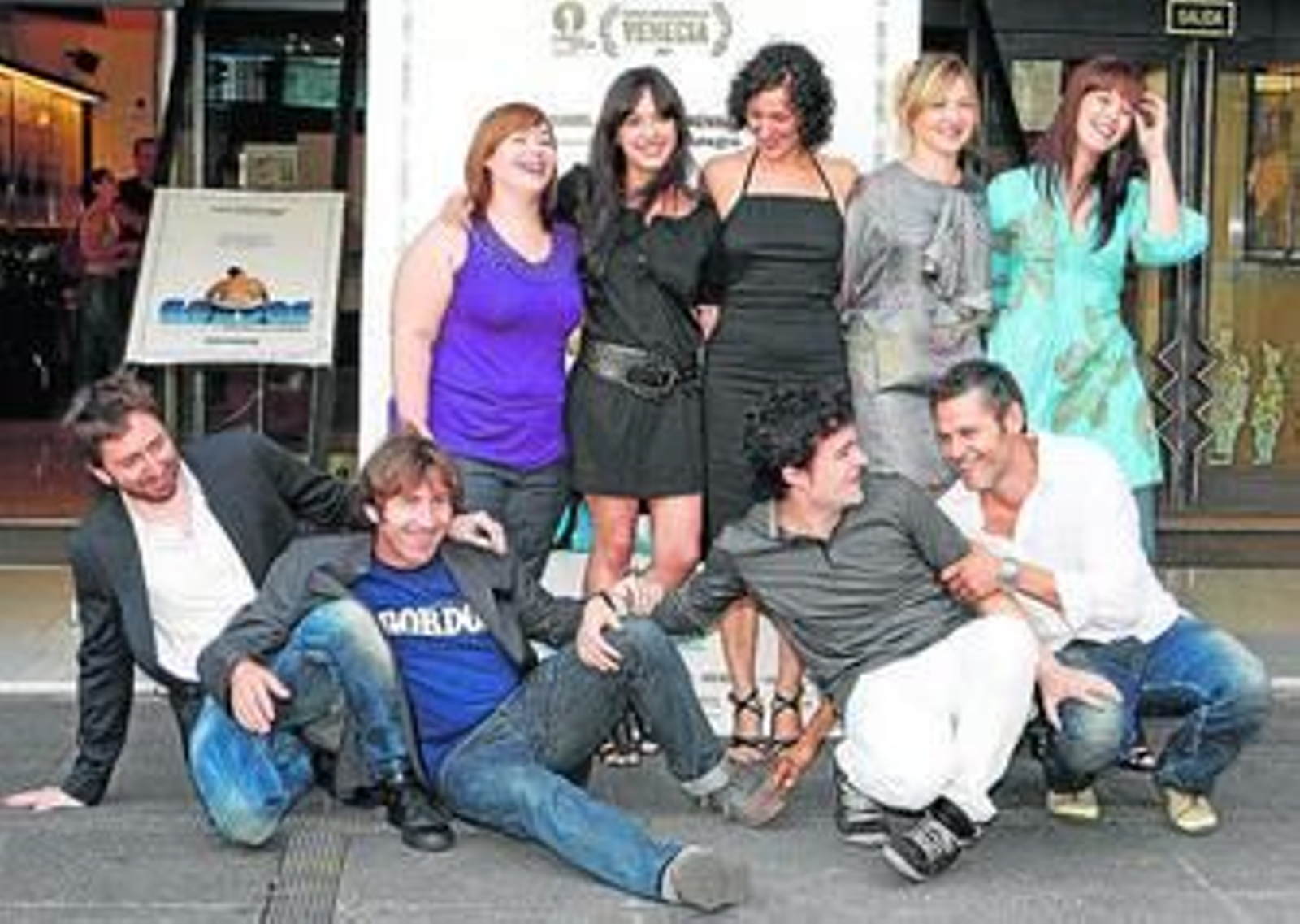 Daniel Sánchez Arévalo posa junto a los protagonistas de 'Gordos', su nueva película.