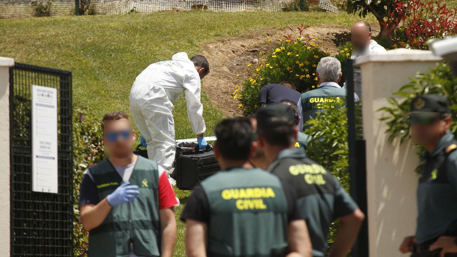Investigadores de la Guardia Civil en el lugar del hallazgo de los dos cadáveres.
