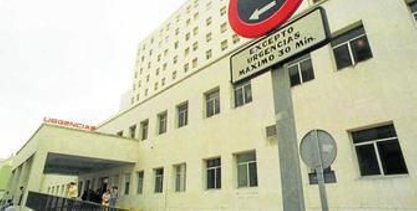 En la imagen, exterior del hospital Puerta del Mar, en Cádiz.