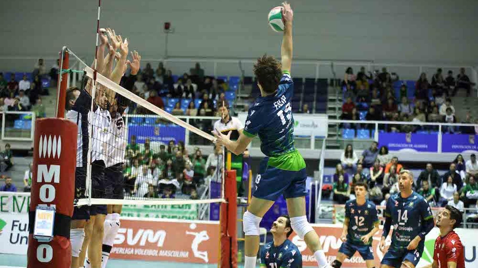 El ahorrador Filip realiza un remate durante un encuentro de la presente temporada disputado en el Moisés Ruiz.