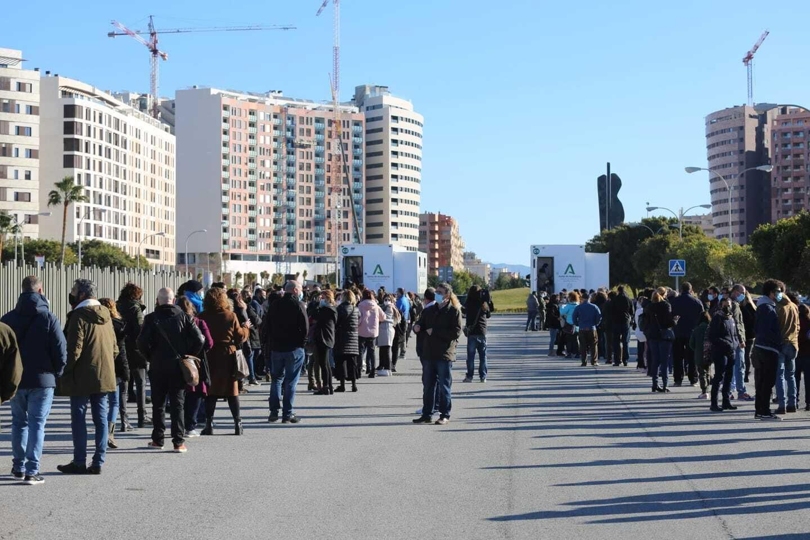 Colas en el campus de Teatinos para el cribado al personal de los centros educativos