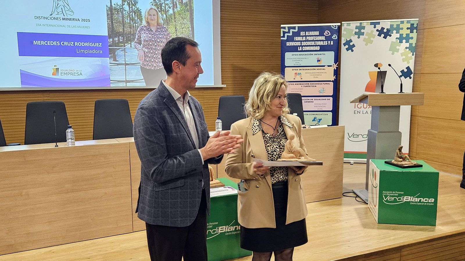 Mercedes Cruz Rodriguez recoge su premio.