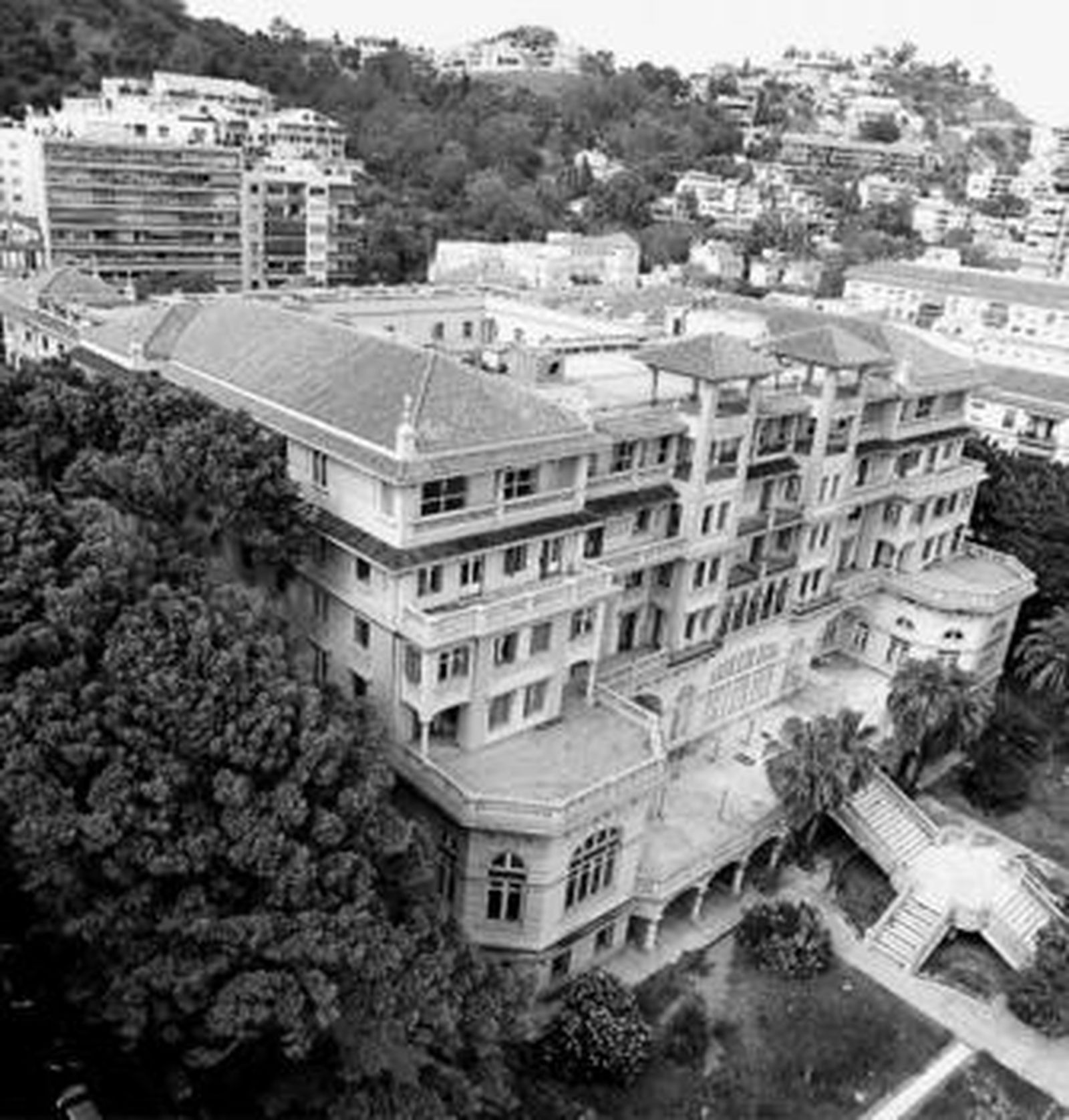 Palacio Miramar, que se encuentra a escasos metros de la playa de La Malagueta.