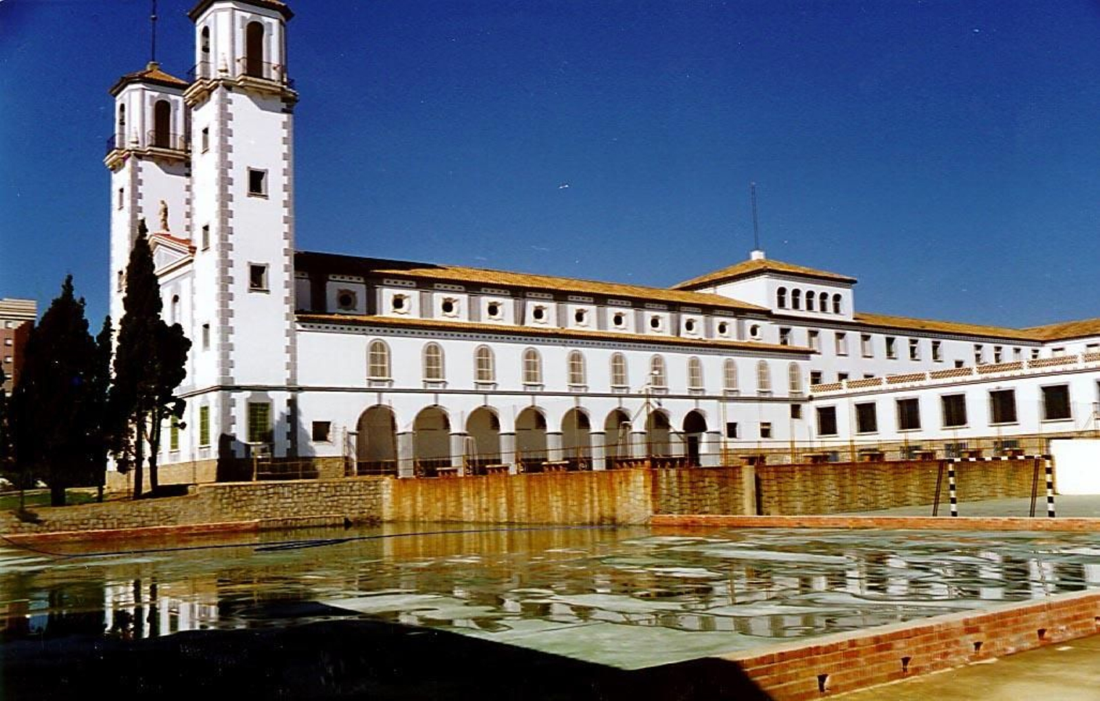 Vistas del Colegio Diocesano de Huelva.