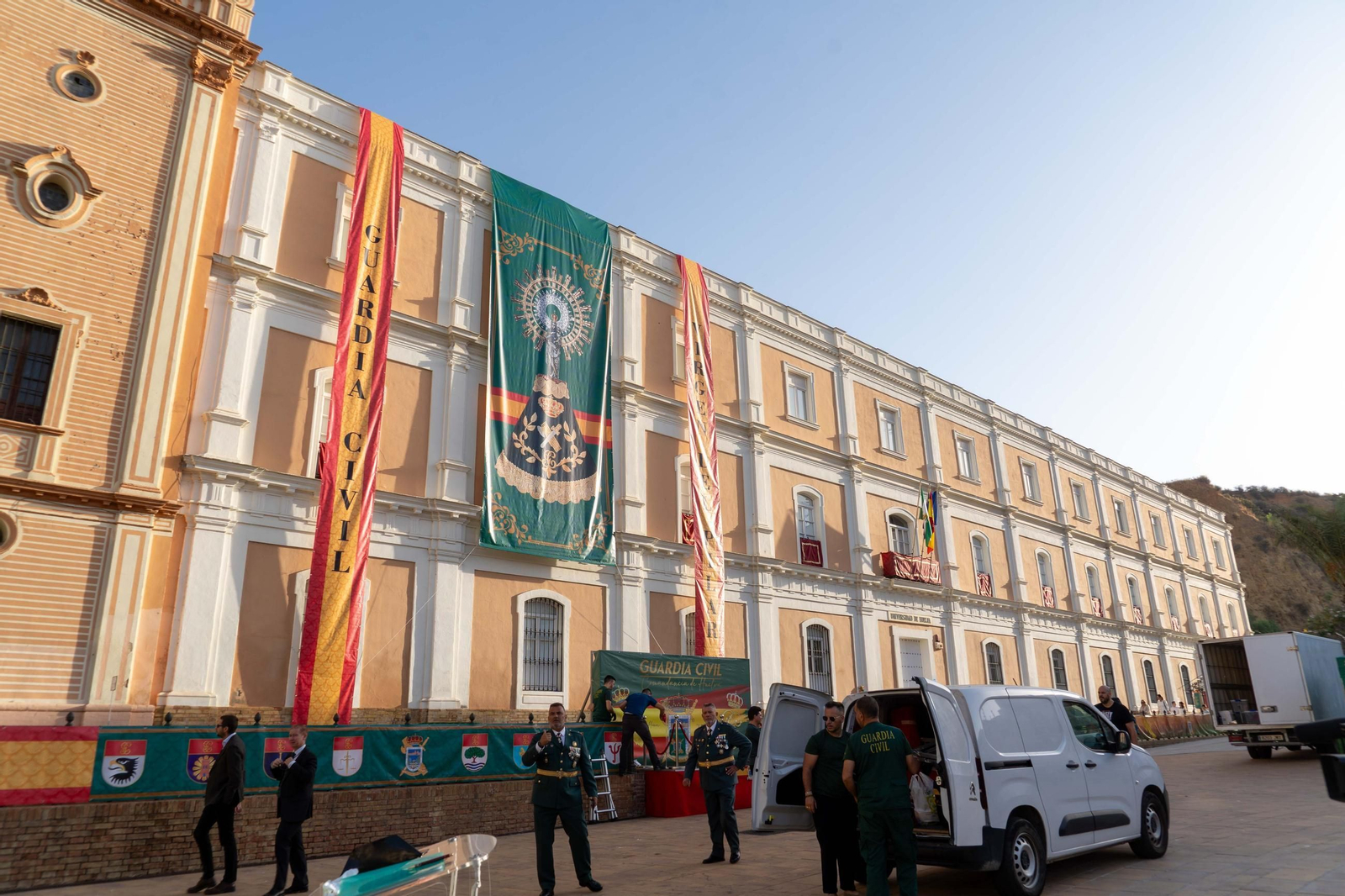 Imágenes del desfile de la Guardia Civil en el Día de la Hispanidad y de su patrona en la Plaza de La Merced