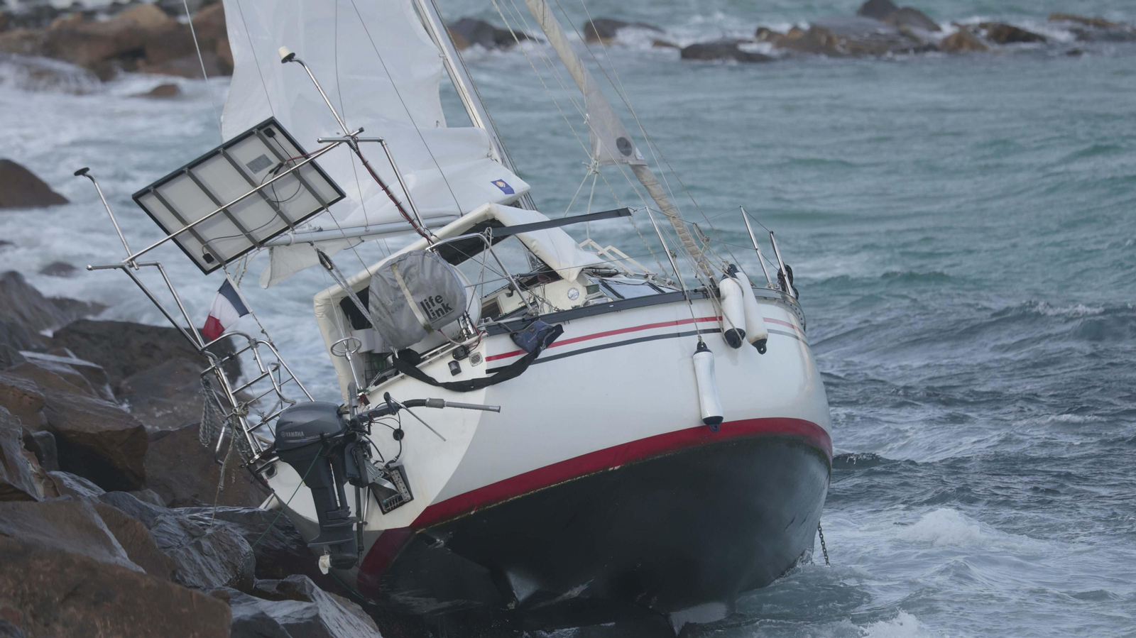 Las fotos del velero encallado en la playa chica de Tarifa