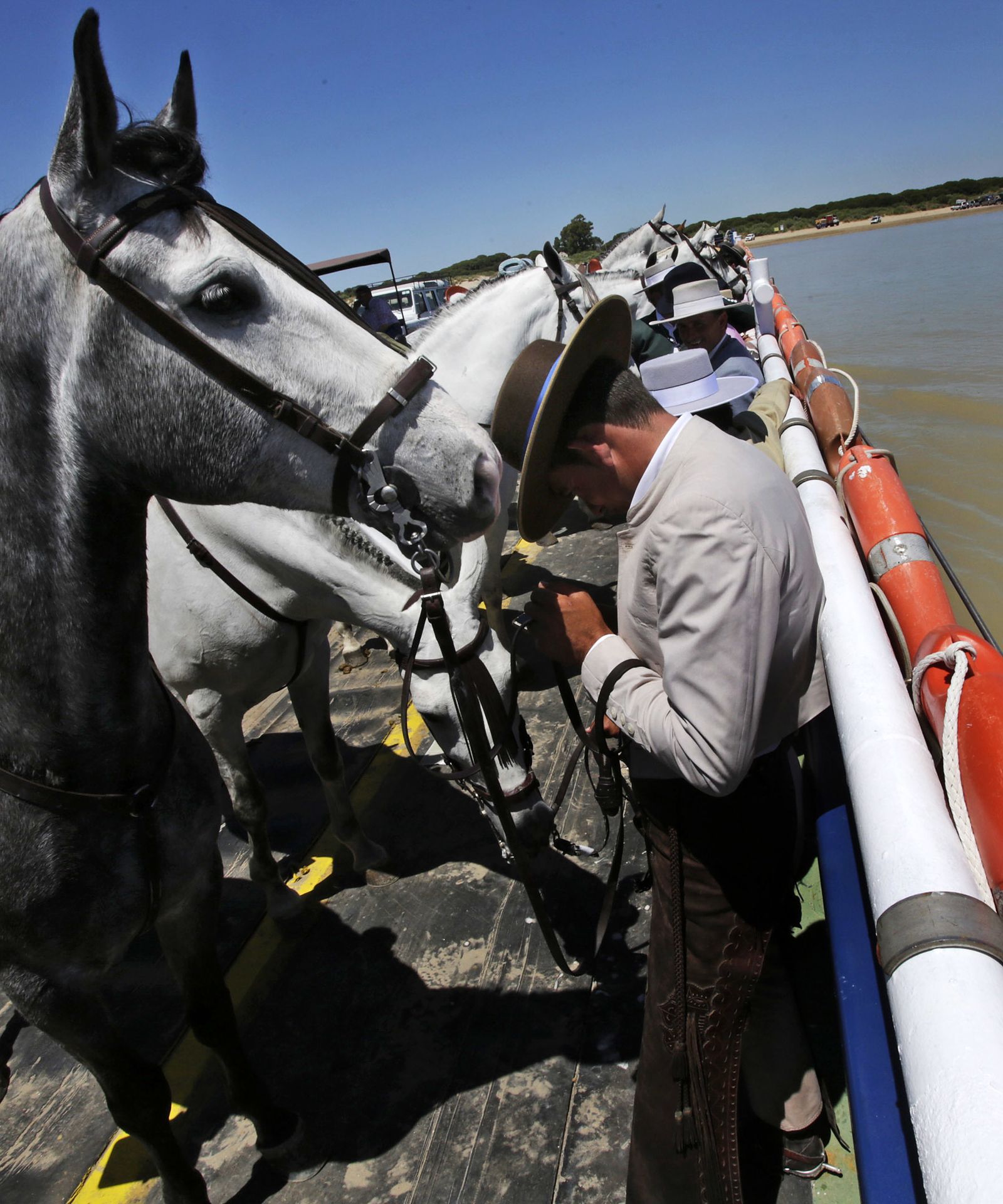 Las primeras hermandades gaditanas cruzan Bajo de Guía