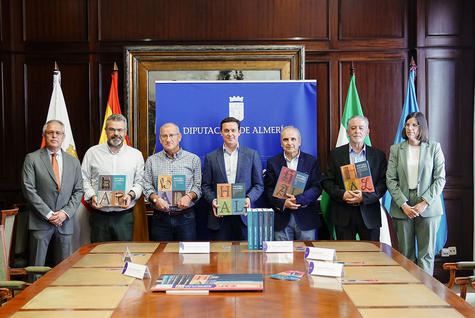 Javier A. García con el equipo editorial que coordina la obra.